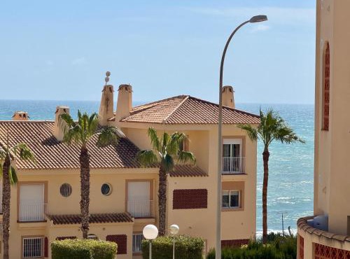 En perle med plass til voksne og familien, solfylt terrasse 5 min fra stranden