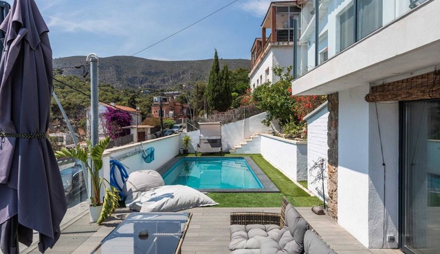 Fantastic house with a pool on the beach in Castelldefels. l