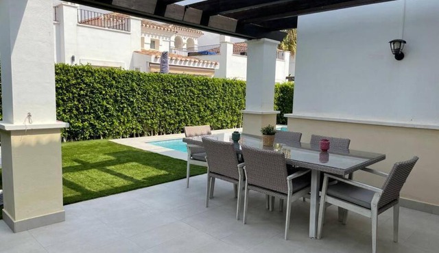 Fantastica villa con piscina en gran golf resort