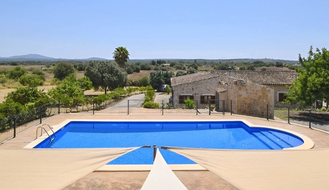 Finca mit großem eingezäunten Pool und Klimaanlage. by Interhome