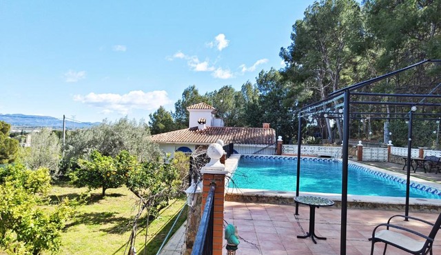 Forest Retreat Naturally Cool, Stunning Views, privacy and an 80M2 Extra-Large Swimming Pool