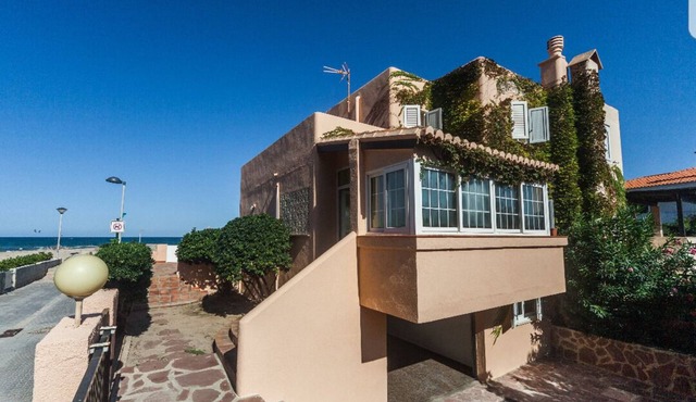 Front line beach villa near El Saler golf course + wifi. Valencia