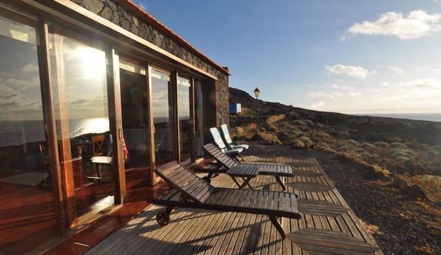 Ground house with spectacular sea views and tranquility
