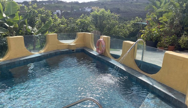 Guia house with swimming pool and jacuzzi
