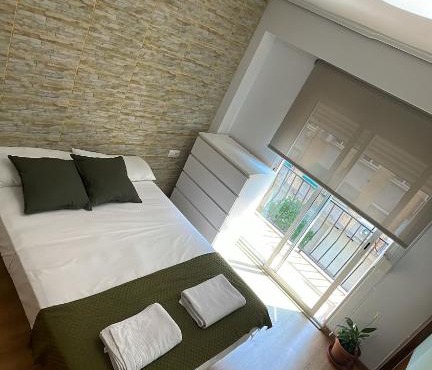 Habitación con balcón en piso compartido