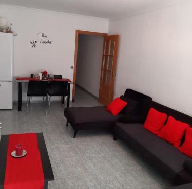habitación grande en piso compartido con 2 adultos