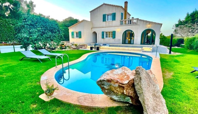 Hermosa Villa con Piscina en Binixica
