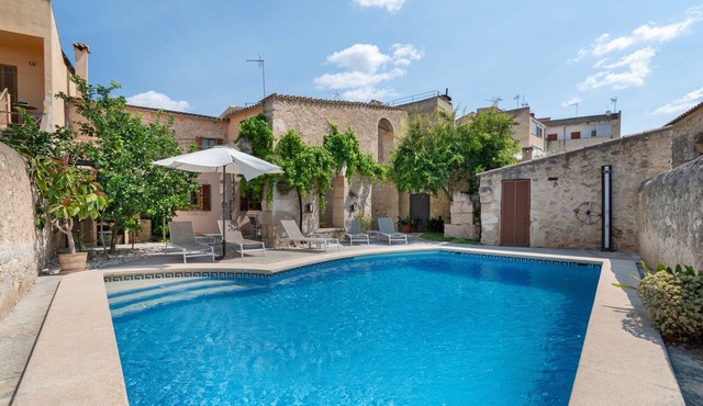 Holiday Home 'Sa Casa Vella' with Private Pool, Wi-Fi and Air Conditioning