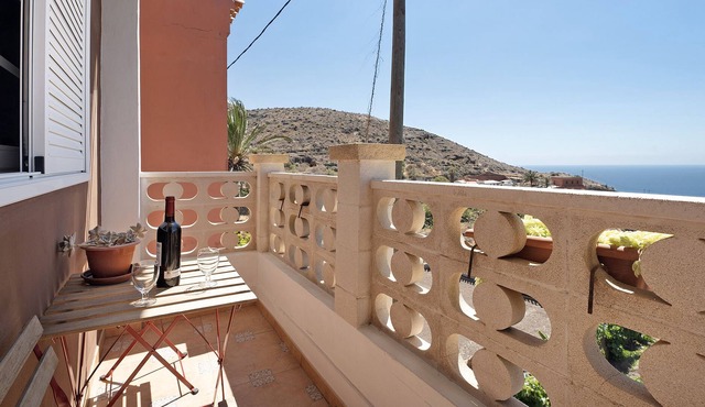 Holiday Home Casa María Alojera with Sea View, Balcony & Wi-Fi