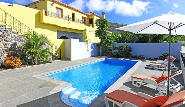 Holiday home for 6 people with private pool
