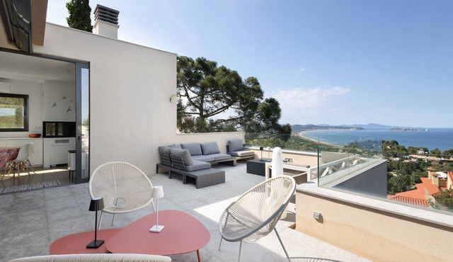 Holiday Home 'Sa Punta 11' with Sea View, Private Pool and Wi-Fi