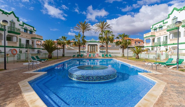 HomeForGuest Spacious flat with terrace and swimming pool
