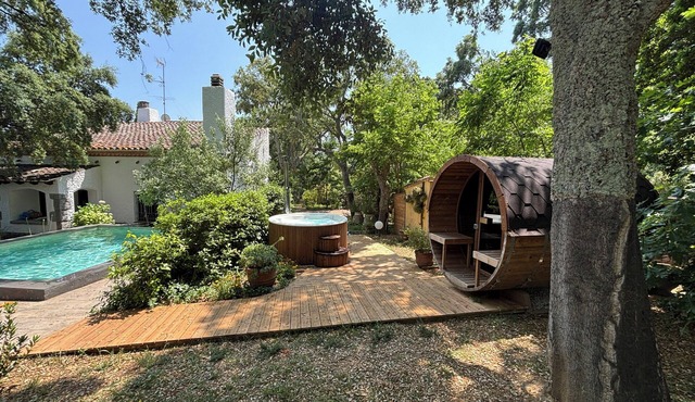 House with jacuzzi and pool 40 km from Costa Brava