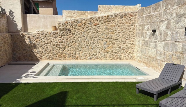 House with Private Pool, Comfortable and Family Friendly