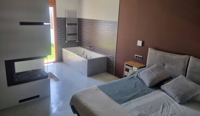 House with private jacuzzi and barbecue 500m beach