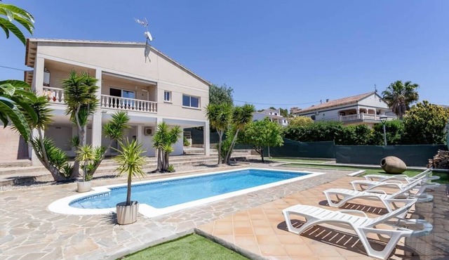 House with private pool and barbecue