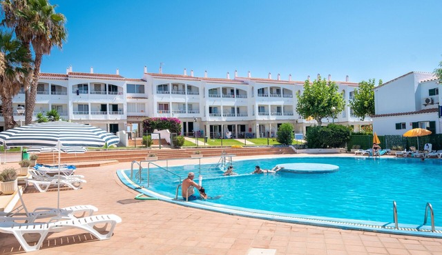 In a well-kept holiday resort with communal pools - Apartment Cala Piques