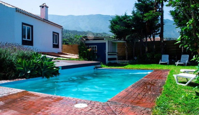 La Bodega casa rural con piscina y jardines
