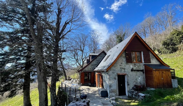 La Cabane des évadés. Rustic and modern self-catering cottage in the middle of nature