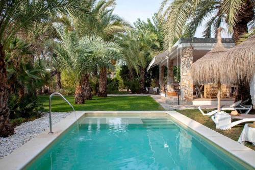 La Casa del Zurdo, bonita casa redecorada con piscina, en un jardín de palmeras