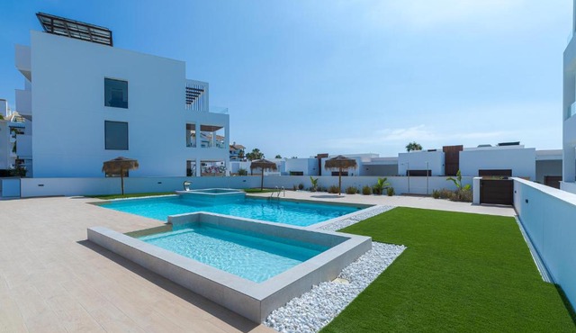 LA Paz - Sunny Pool Retreat - Jacuzzi - Near Beach