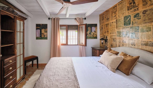 La Resinera Luxury Bedroom, the newspaper room.