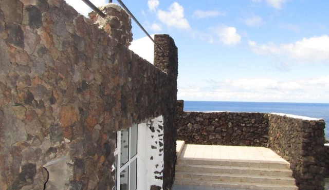 LARGE APARTMENT ON THE COAST WITH STUNNING VIEWS