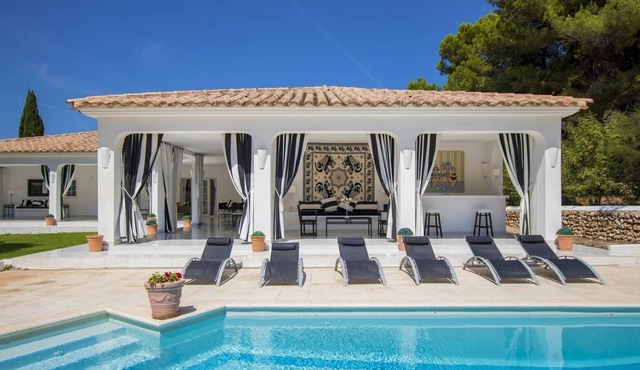 Large holiday home with pool, 3 minutes from the golf course and the beach
