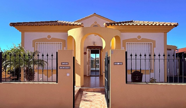 Lovely detached villa with private pool and hottub (Nov-April). Pet-friendly!
