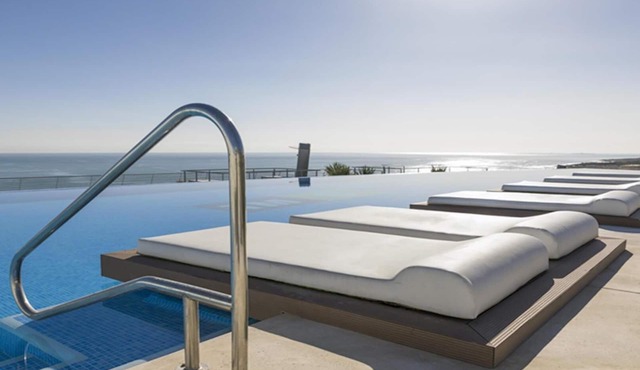 Luxurious Beachfront penthouse apartment infinity View