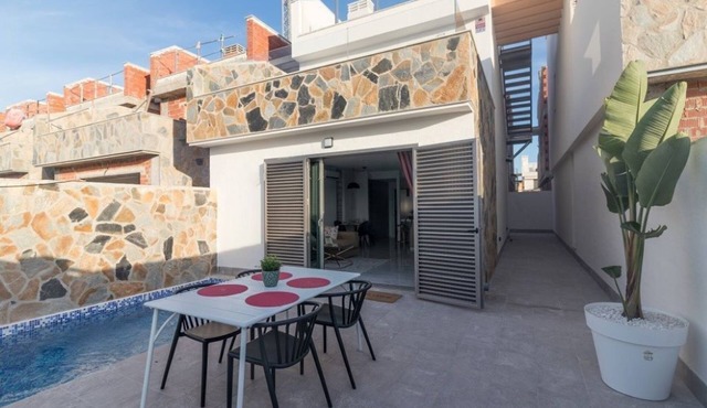 LUXURY 3 BED VILLA, PRIVATE POOL, 400 MTR TO THE BEACH. GREAT LOCATION