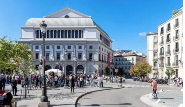 Luxury 3-Bedroom Apartment with Balconies in the Heart of Madrid