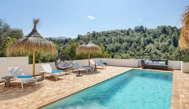 Luxury spacious detached villa with private pool, large terrace and 7 bedrooms!