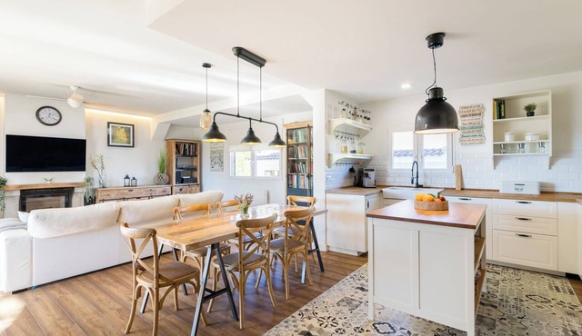Luxury Villa with Pool and Tennis Court, a 10-minute walk from the beach
