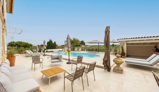 Maison du Grand Chêne: Holiday Home with Wi-Fi in the Heart of the Vineyards