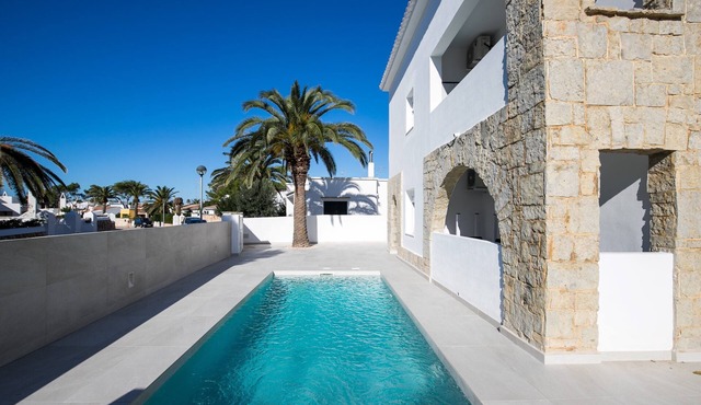 Modern Apartment "Marei 3" with Pool Access, Air Conditioning and Wi-Fi