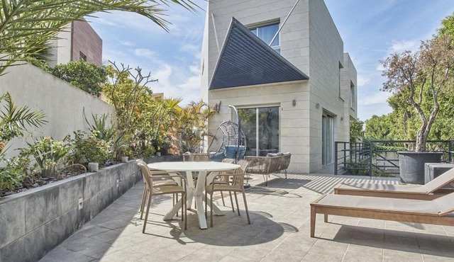 MODERN DESIGN VILLA FOR RENT ON THE FIRST LINE OF ALICANTE GOLF Moderna