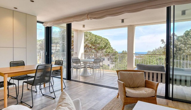 Modern three-bedroom apartment with pool in the center