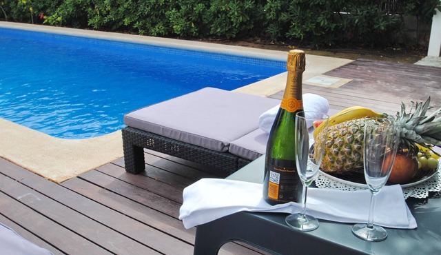 Modern luminious villa with pool near the Marina.