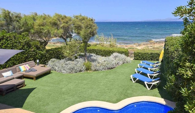 Modern villa with oceanfront & pool for 6 people