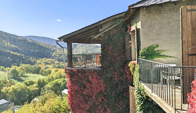 Montserrat Figueras - 4 en-suite bedrooms - Gite 8 people