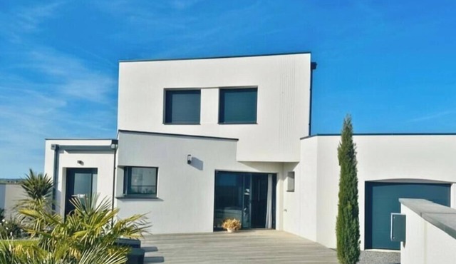 New architect-designed villa for 8 people, 4 bedrooms, enclosed garden, terrace, pétanque