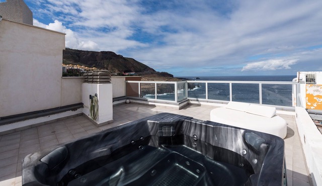 Nice apartment with sea views and jacuzzi.