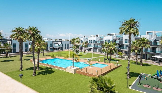 Oasis Beach Sunscape Penthouse, Private rooftop and resort wellness by OYOOSTAYS