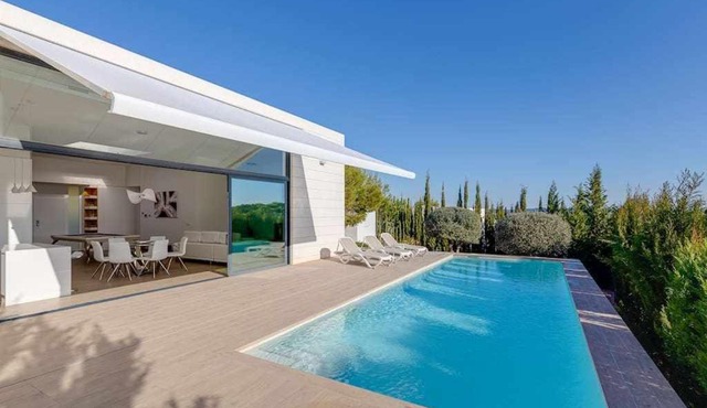 Preciosa villa con piscina climatizada las Colinas