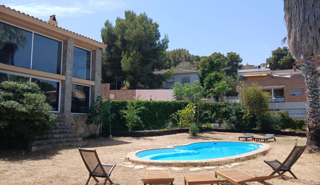 Private pool and garden, near the beach, mountain hikes, Port Aventura.
