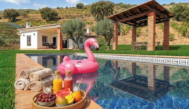 Private pool and garden in Álora, Málaga