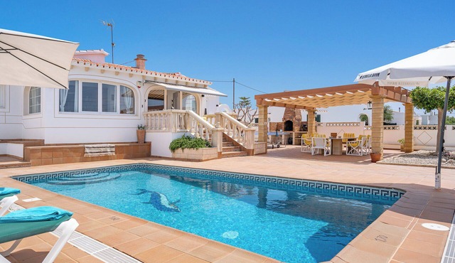 Private villa with barbecue, ping pong, swimming pool and garden. 7 min from the beach!