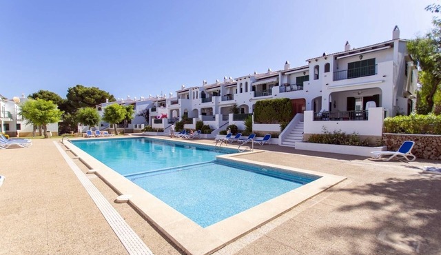 *Refurbished/Newly Painted* Lovely 2 bed apartment - close to beautiful beach