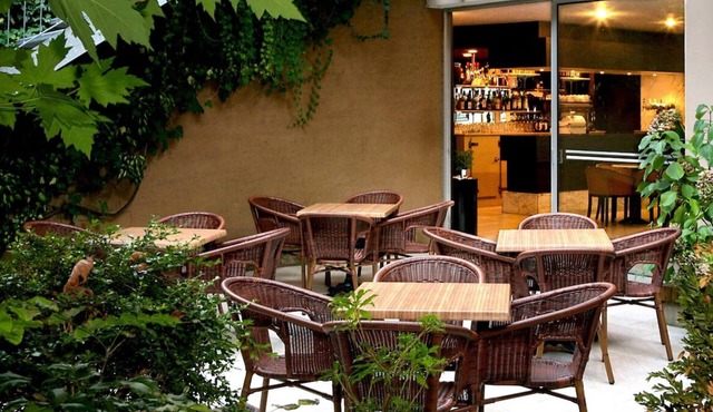 Relax in Comfortable Rooms with Parking and Easy Access to Attractions